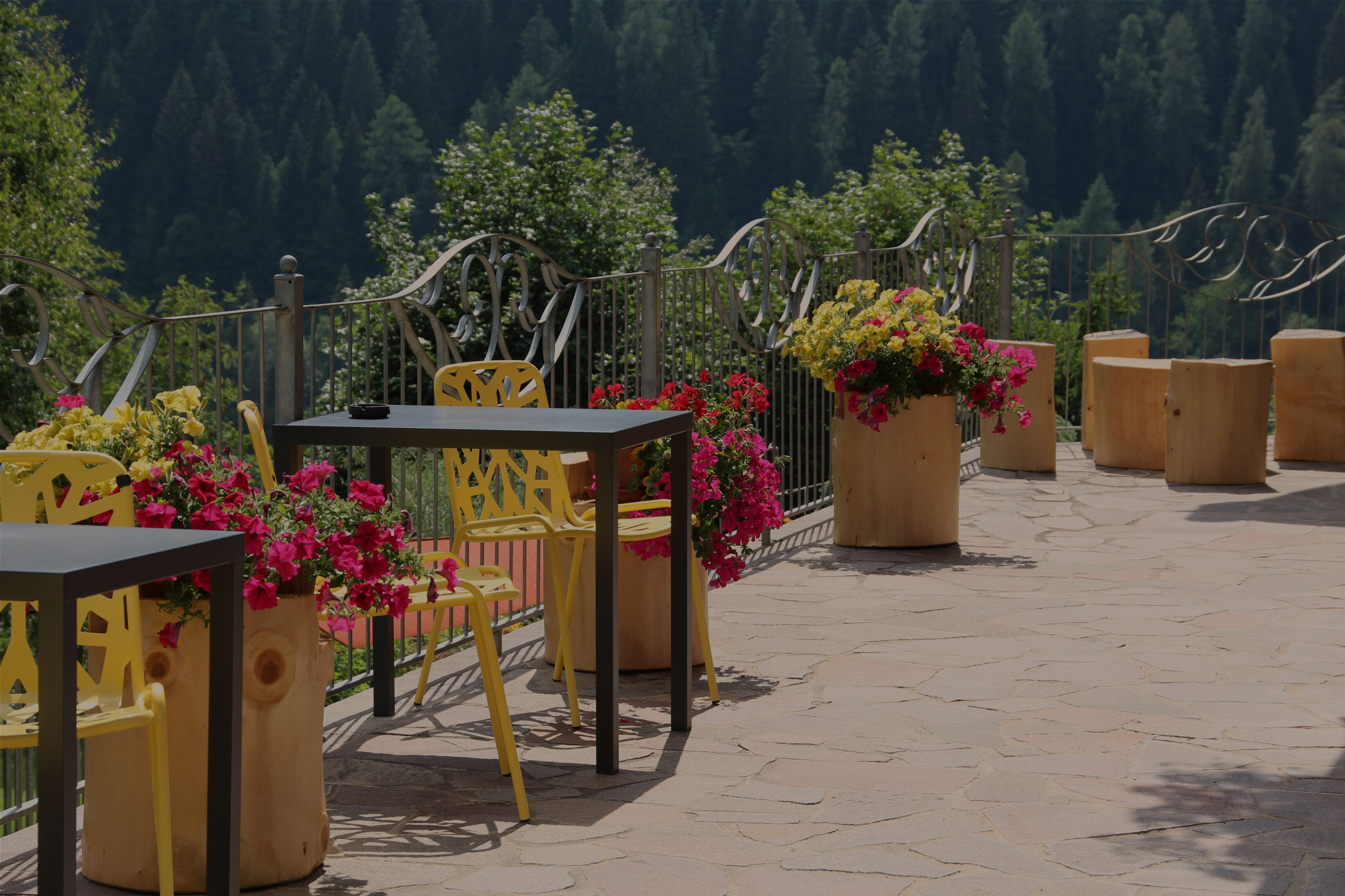 HOLIDAY<br>IDEAL<img src='/assets/images/heart.png' class='heart ml-4' /><br /><span>In all seasons </span>